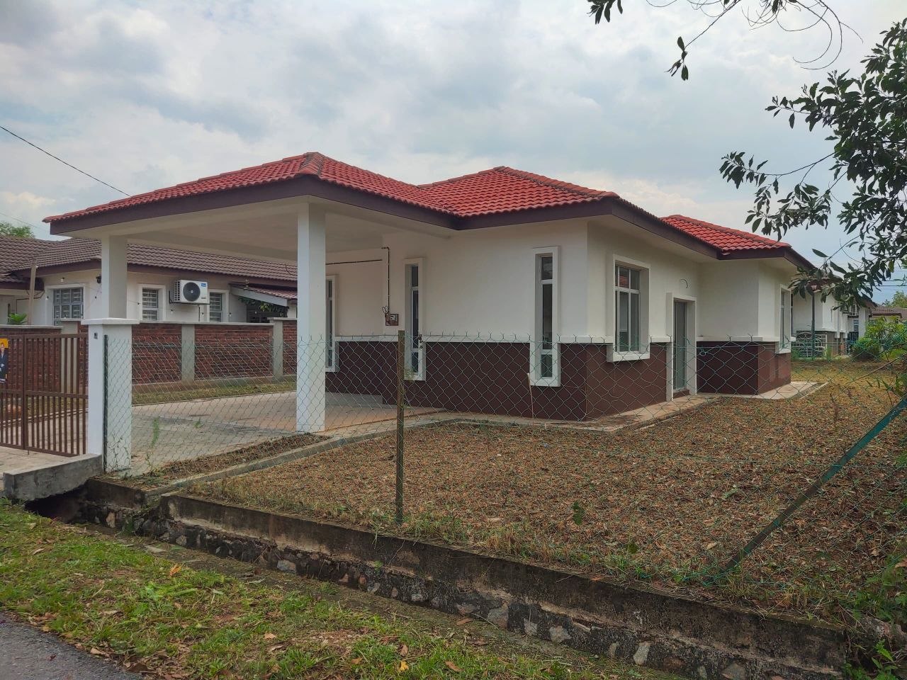 BUNGALOW 1 TINGKAT ATAS TANAH 4,000 KAKI PERSEGI