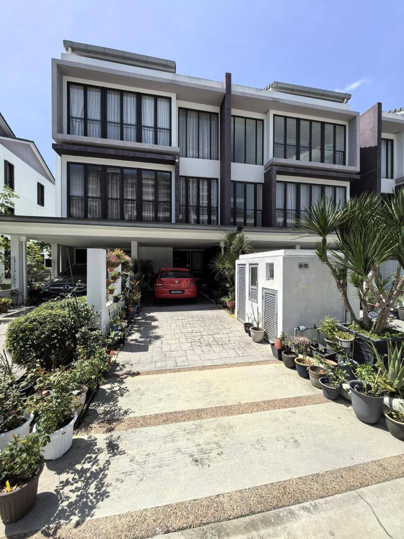 3 Story Town House Bukit Jelutong  Shah Alam